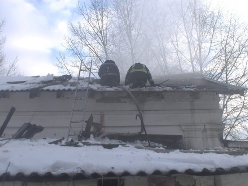 Пожар в нежилом здании унес жизни двух молодых парней