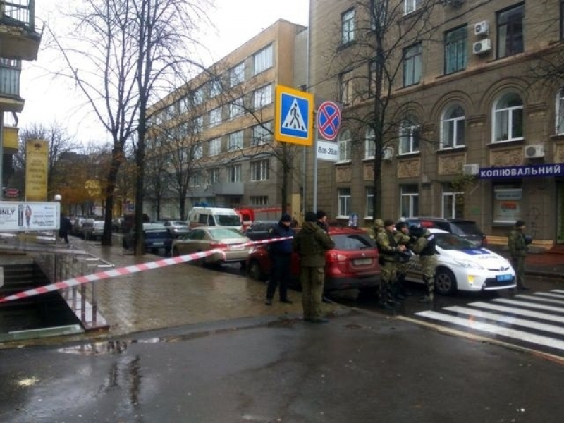 Полиция оцепила целый квартал Харькова, где сотрудники НАБУ провели обыски и задержали сына Авакова (фото)