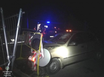 В центре Харькова авто снесло ограждения на месте ремонта дороги