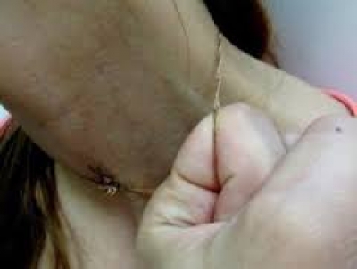 На улице злоумышленник напала на девушку