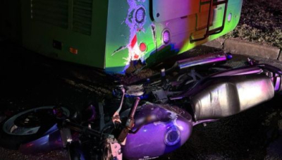 В Харькове водитель мотоцикла врезался в городской троллейбус и погиб