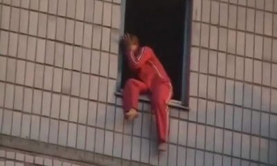 Полицейские спасли женщину от рокового шага