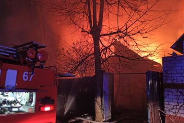 Масштабный пожар в пос. Высокий - на локализацию огня понадобилось больше часа (фото)