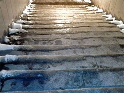 Коммунальщики очищают ступени и аллеи