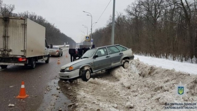 На Белгородском шоссе легковушка вылетела в сугроб на обочине (фото)