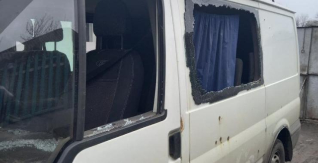 На Харьковщине ударами дронов повреждены автомобиль полиции и микроавтобус