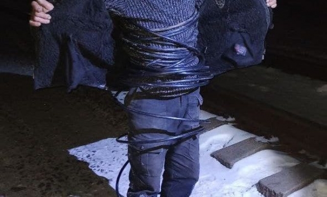 Вор обмотал вокруг себя 50 м телефонного кабеля, но был задержан патрульными