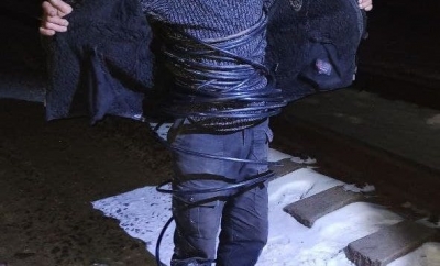 Вор обмотал вокруг себя 50 м телефонного кабеля, но был задержан патрульными