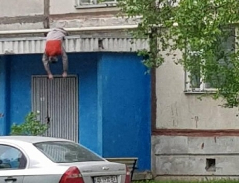 В Харькове из окна высотки выпрыгнул мужчина (фото 18+)