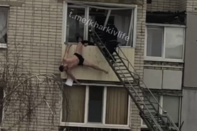 В пос. Васищево спасли «человека-паука», повисшего на лоджии