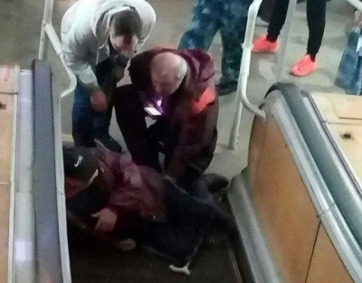 В харьковской подземке эскалатор сбил с ног мужчину (фотофакт)