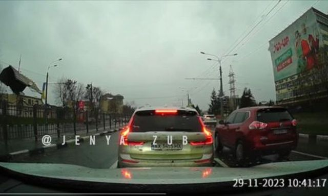 В Харькове ветер сорвал крышу дома, разбросав обломки по дороге