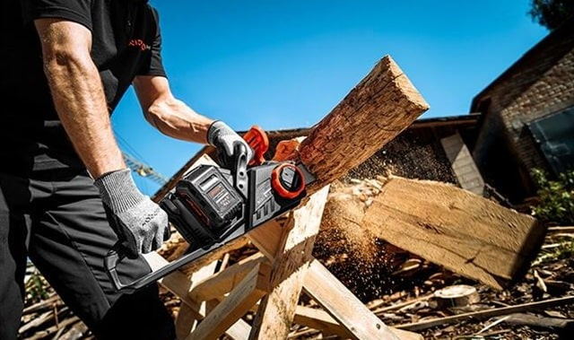 Почему электропила на аккумуляторе комфортная в работе?