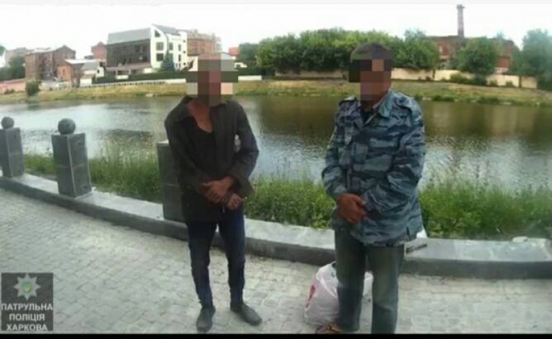В центре Харькова двое мужчин пытались украсть забор на набережной