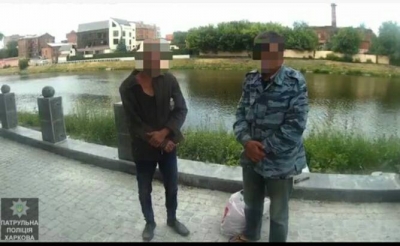 В центре Харькова двое мужчин пытались украсть забор на набережной