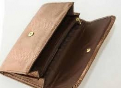 Женщина украла у пенсионерки кошелек