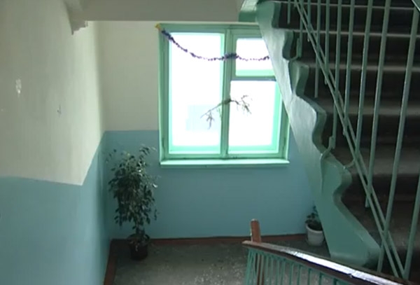 Жильцы продолжают захламлять подъезды