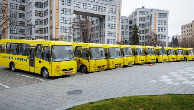 Пять громад области получили новые школьные автобусы