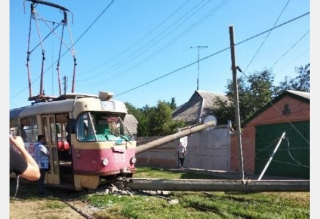 Дрифт трамвая привел к повреждению жилого дома (фотофакт)