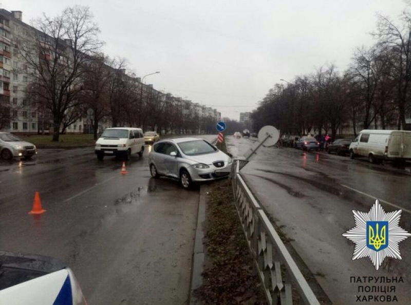 ДТП на Салтовке: иномарка врезалась в дорожный знак и забор (фотофакт)