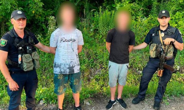 Патрульные полицейские задержали наркозакладчиков