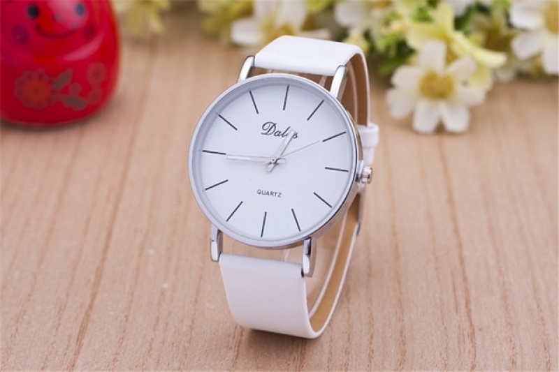 Модные наручные женские часы: обзор новинок последних сезонов, фото