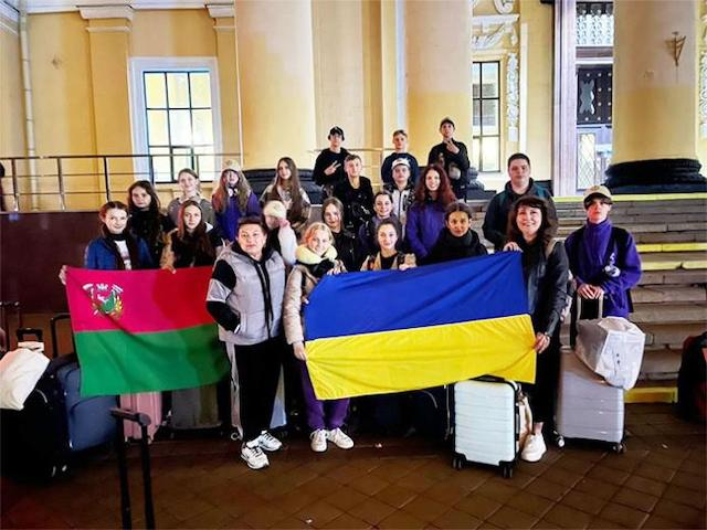 Из Франции после отдыха вернулась группа школьников Харьковщины