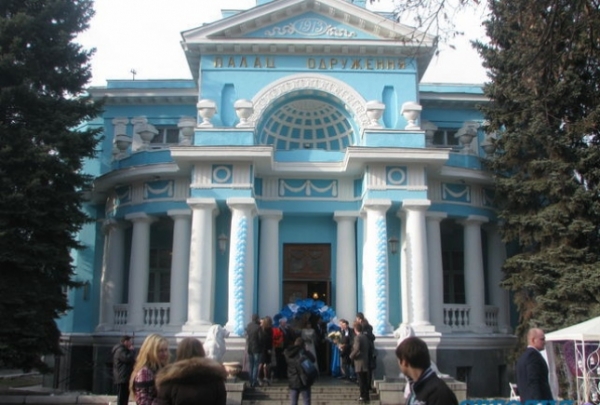 Во Дворце бракосочетания поздравили юбиляров