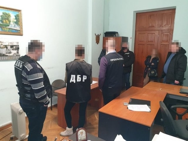 Сотрудники полиции избили фермеров и надели на них наручники