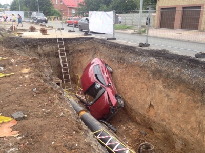 В центре Харькова авто «нырнуло» в траншею (фото)
