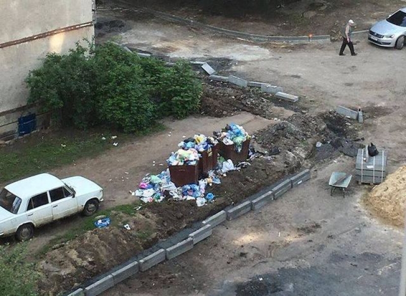 Из-за ремонта дороги в Харькове почти неделю не вывозится мусор (фотофакт)