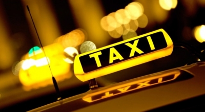 В Харькове неадекватный голый мужчина бросался на машину такси (видео 18+)