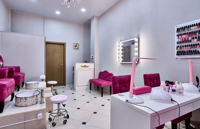 Идеальные решения для профессионального маникюра: Топ-5 маникюрных столов на рынке