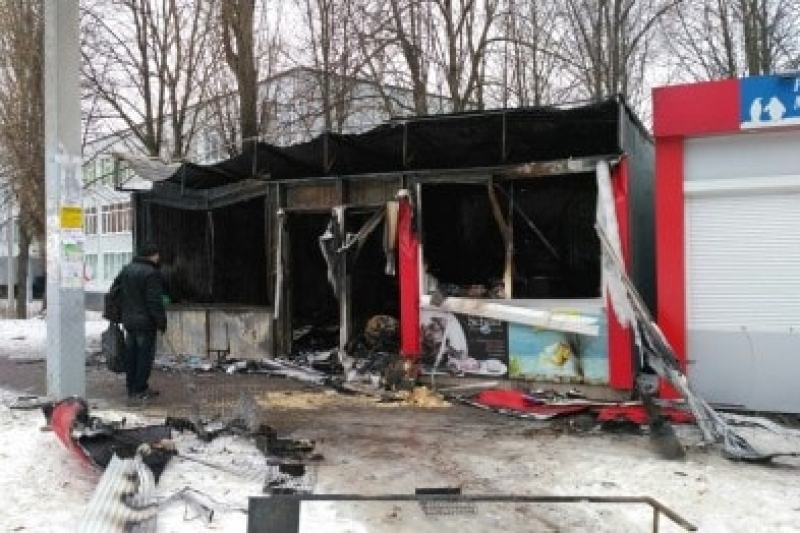 В Харькове дотла сгорел киоск