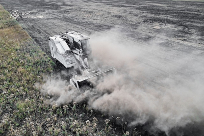 Британская машина «Armtrac-400» уничтожает мины на глубине до 50 см