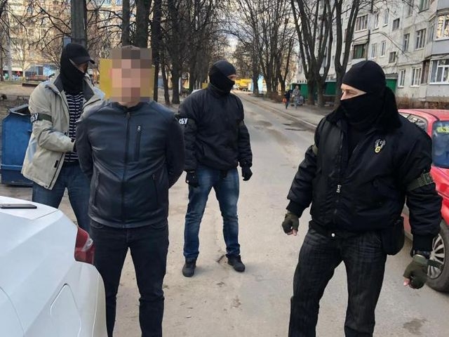 Офицеры полиции предлагали наркоторговцу поддержку в незаконном «бизнесе» (видео)