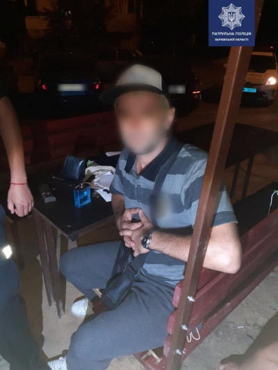 Патрульные полицейские оперативно задержали грабителя