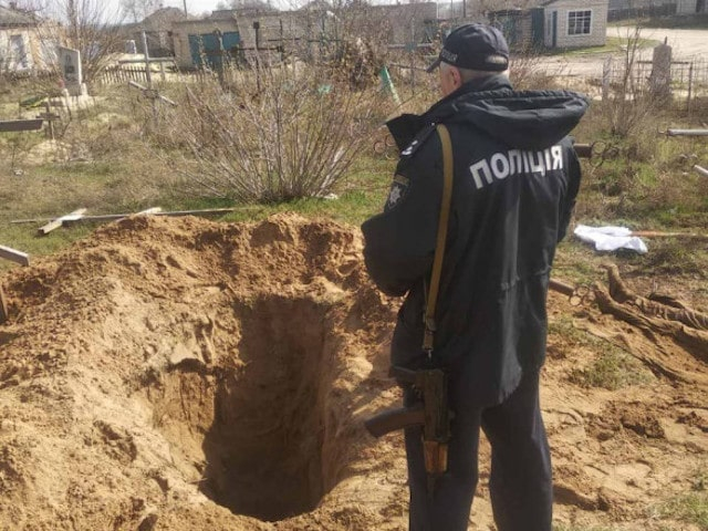 В Изюме эксгумировано тело еще одной жертвы российских агрессоров