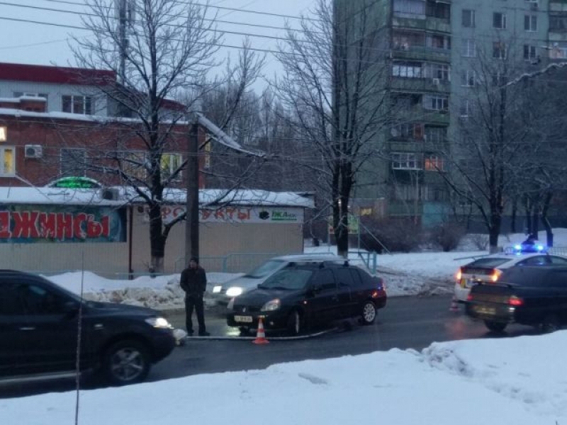 Уличный фонарь рухнул на автомобиль в Харькове, - фотофакт