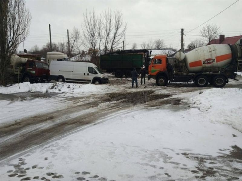 В Харькове 7 авто подряд застревали в одной и той же яме (фото)