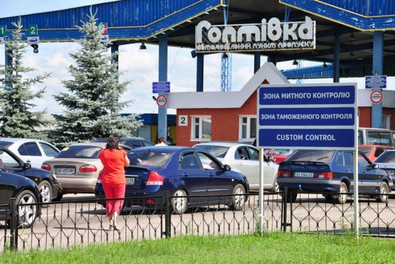 Харьковские таможенники изъяли у гражданина «веселый» киндер сюрприз