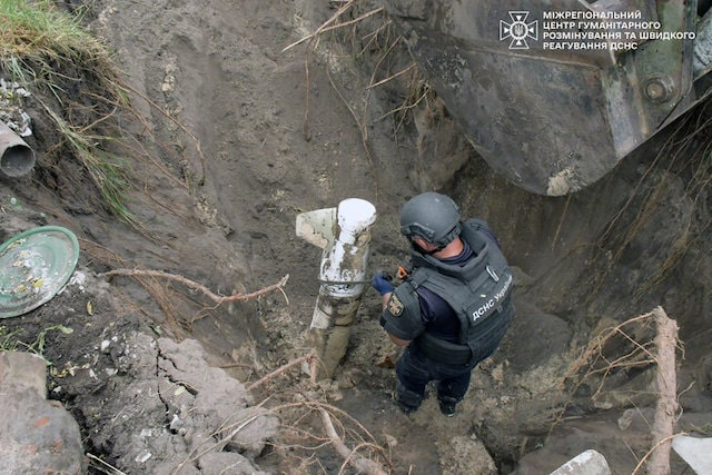 Саперы обезвредили бомбу, неразорвавшуюся в Киевском районе города