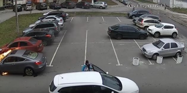 Камеры наблюдения запечатлели момент поджога авто днем в Харькове (видео)