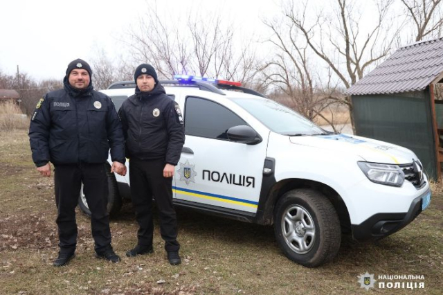 Патрульный экипаж помог спасателям вызволить рыбака из ледяной воды