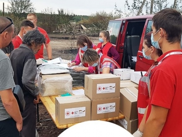 Пострадавшим от пожара передали гуманитарную помощь