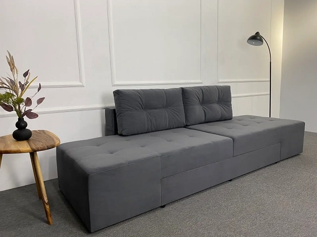 Прямий диван в інтер’єрі: переваги та особливості