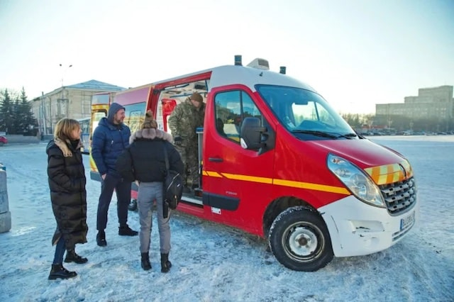 Украинским защитникам в Харьковской области передали реанимационный автомобиль