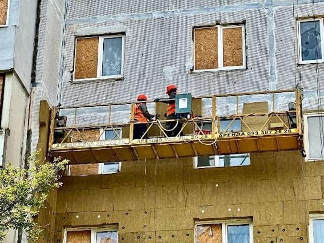 Продолжается ремонт дома на улице Ужвий, поврежденного во время обстрелов