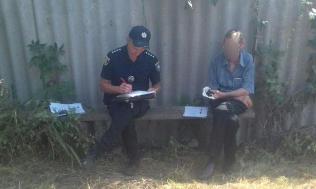 Молодые мужчины цинично обокрали пенсионера в его же доме