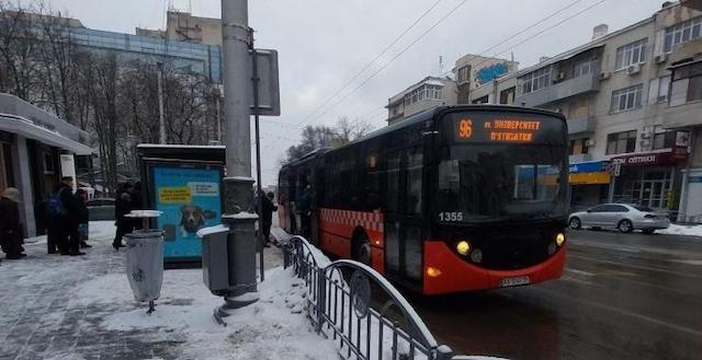 Финляндия передала Харькову два автобуса, один из них уже вышел на маршрут